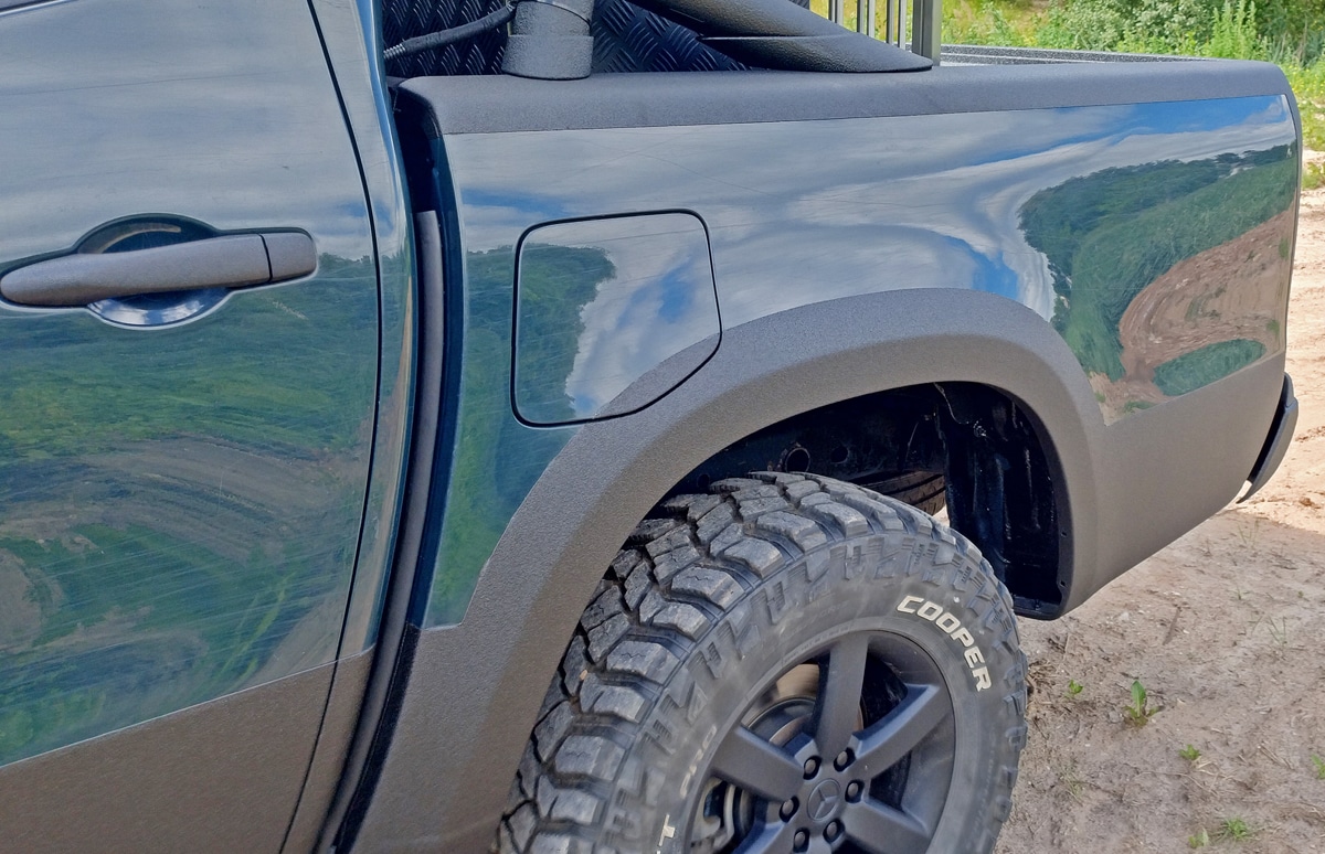 Nadkola i progi Mercedes X-Class pokryte powłoką Line-X